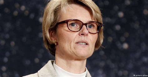 Ministra alemã é alvo de críticas após questionar casamento gay