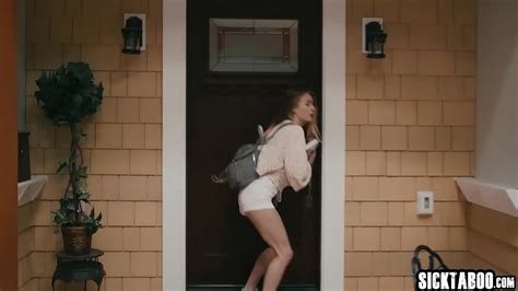 Sexy Babe Swallowed Guys Penis XNXX