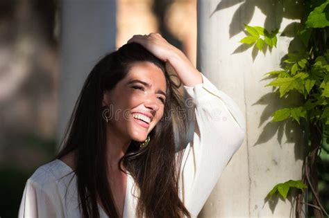 Retrato De Perfil De Una Joven Y Hermosa Latina Que Es Muy Feliz Y Sonriente Imagen De Archivo