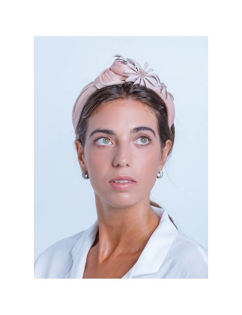 Diadema de terciopelo rosa nude con diseño exclusivo para invitadas únicas