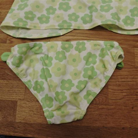 Se produkter som liknar NY Blommig bad Bikini Set med på Tradera