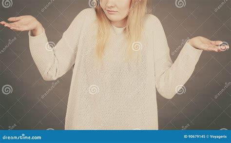 Jeune Femme Blonde Confuse Faisant Des Gestes Avec Des Mains Image Stock Image Du Choqu