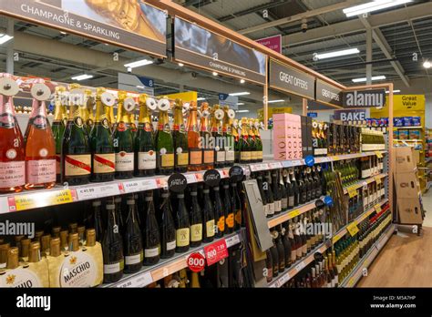 Alcohol supermarket -Fotos und -Bildmaterial in hoher Auflösung – Alamy