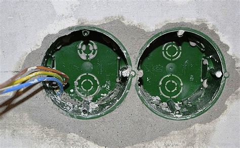 Как установить розетку в бетонную стену в подрозетник