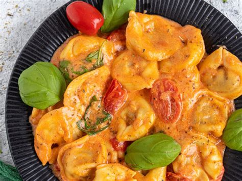 Tortellini Mit Tomaten Sahnesoße Käse Und Basilikum Meinestube