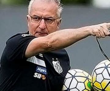 Dorival Pode Mudar Esquema Linha De 5 Na Defesa E Um Zagueiro No Peixe