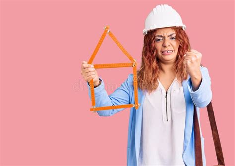 Joven Latina Con El Arquitecto Hardhat Molesto Y Frustrado Gritando Con Rabia Gritando Loca De