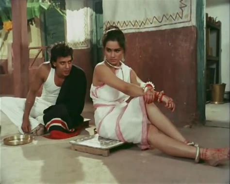 Indian Hot Actress Yesteryear Actress Padmini Kolhapure Hot Rare Cleavage And Sexy Saree Scenes
