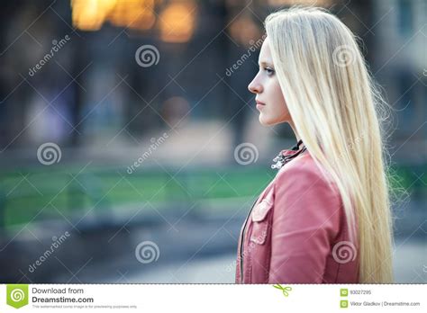 Profielportret Van Jonge Mooie Blonde Vrouw In Stadsstraat O Stock Afbeelding Image Of Portret