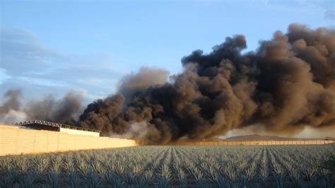 Voraz Incendio En Bodega De Cart N Se Extiende A Planta Recicladora De