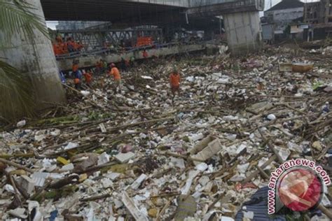 Dki Angkut Ratusan Ton Sampah Banjir Di Sungai Antara News