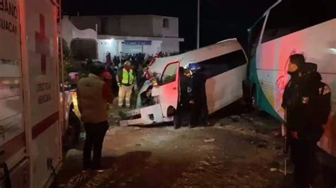 Choque entre autobús de pasajeros y vehículos deja dos muertos y 23