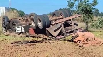 Duas Pessoas Morrem Ap S Capotamento De Caminh O Carregado Laranjas