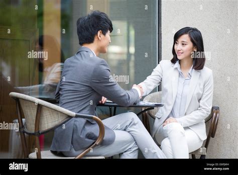 Deux Personne Assise Au Café Terrasse En Plein Air Photo Stock Alamy