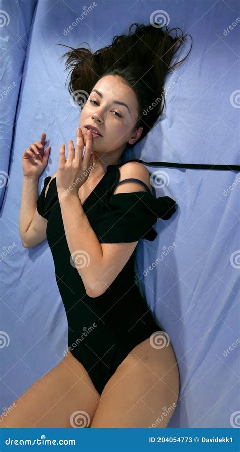 Modelo Que Se Posiciona Na Cama De Lingerie Negra Imagem De Stock Imagem De Lingerie
