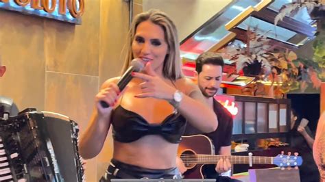 VEJA A LOIRINHA QUE CANTAVA NA AVENIDA PAULISTA FAZENDO SHOW EM SÃO