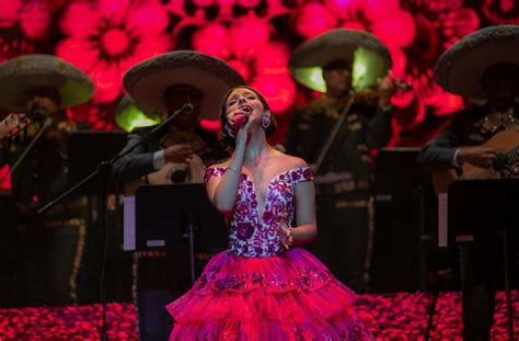 Pepe Aguilar Regaña A Ángela Aguilar Por Su Escote Video