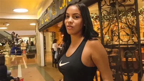 Gebr Unte Kurvige Rothaarige Latina Weint Vor Freude Einen Gro En