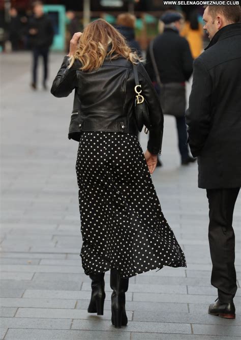 Amanda Holden Babe Beautiful Celebrity Posing Hot Sexy Famous And Uncensored