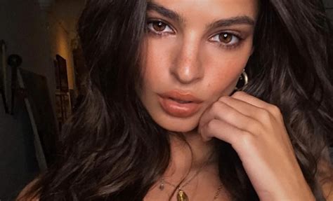 Emily Ratajkowski Sexy Oben Ohne Einblick Enthüllt Nippelblitzer