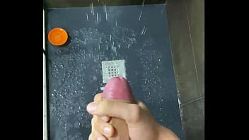 Je jouis sous la douche éjaculation chaude XVIDEOS