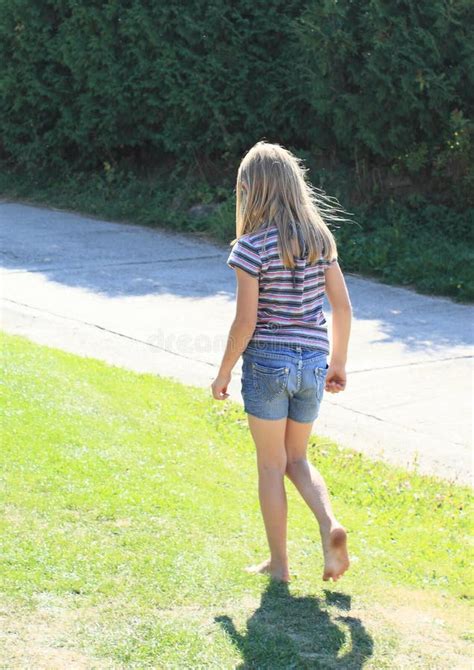 Fille Aux Pieds Nus Sur Le Pré Image Stock Image Du Herbe Cheveu