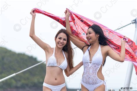 Sexy asiática chica en bikini blanco concepto de verano foto de stock Crushpixel