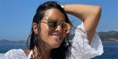 Karine Ferri Pose Tout Sourire En Bikini Sur Un Crocodile Gonflable Les Internautes Conquis Photo