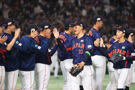 アジアプロ野球チャンピオンシップ＜台湾・日本＞試合後、喜び合う森下（中央）ら日本ナイン （撮影・西川祐介） ― スポニチ Sponichi