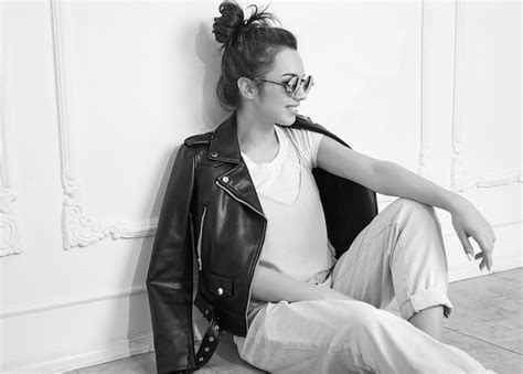 Retrato do modelo de menina jovem morena linda maquiagem nude vestindo roupas de verão