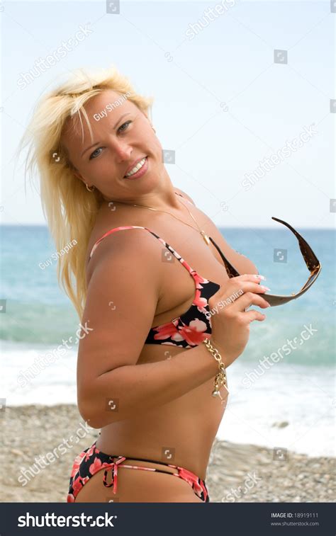 Beautiful Woman Bikini On Beach Foto Stok 18919111 Shutterstock