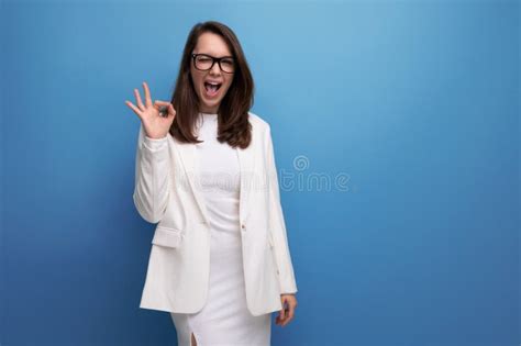 Una Joven Y Elegante Mujer De Brunette Vestida De Blanco Muestra Su Confianza Y Sonrisa Imagen