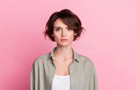 Foto De Una Bella Joven Dama De Brunette Que Usa Camisa Gris Aislada En Un Fondo De Color Rosa