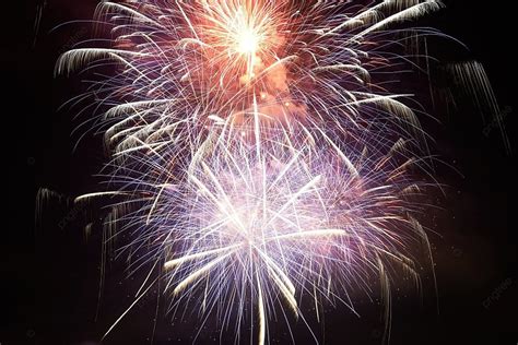 Fuegos Artificiales De Colores Rojos En El Fondo Del Cielo Negro E