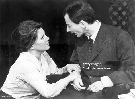 Sladek mit seiner mütterlichen Freundin Anna , die ihn beschwört ...