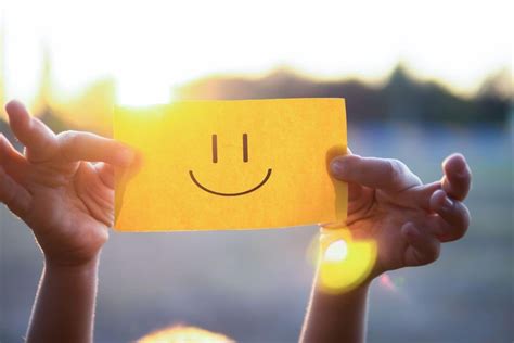 uplifting happiness quotes   brighten  day