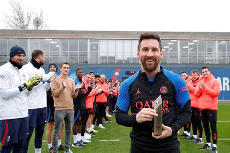 Messi Reacts As Psg Players Give Him Guard Of Honour For Winning World