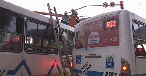 G Passageiros Se Ferem Ap S Caminh O Bater Em Nibus Em Porto Alegre