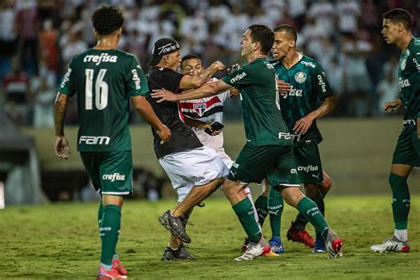 Torcedores invadem campo e ameaçam jogadores do Palmeiras veja