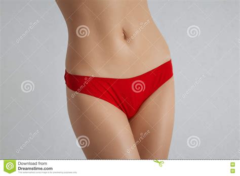 Modelo Femenino Hermoso Con La Parte Posterior Atractiva En Bikini Rojo