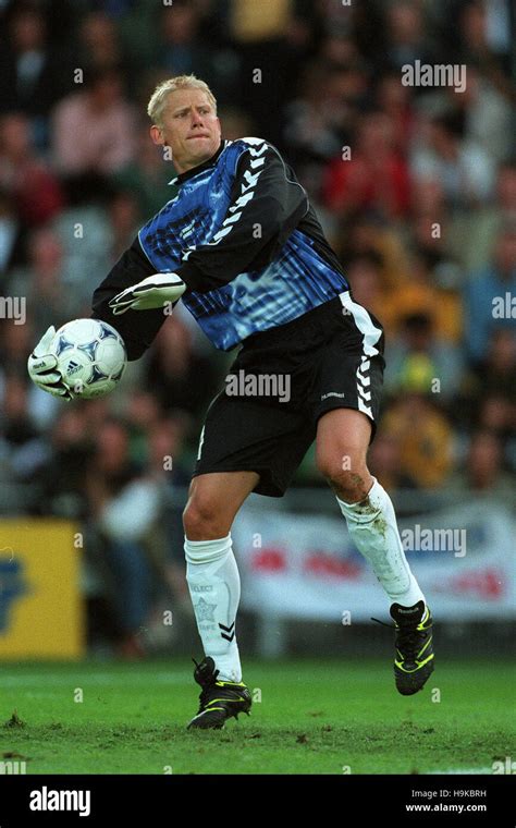 PETER SCHMEICHEL DENMARK MANCHESTER UNITED FC 12 July 1998 Stock