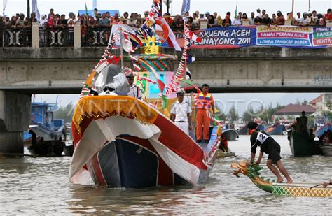 pawai perahu hias antara foto