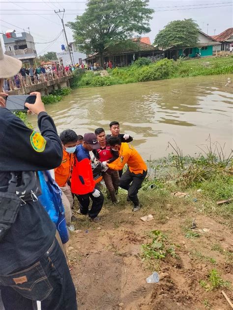 Tim Sar Gabungan Temukan Jenazah Korban Jatuh Ke Irigasi Tarum Timur