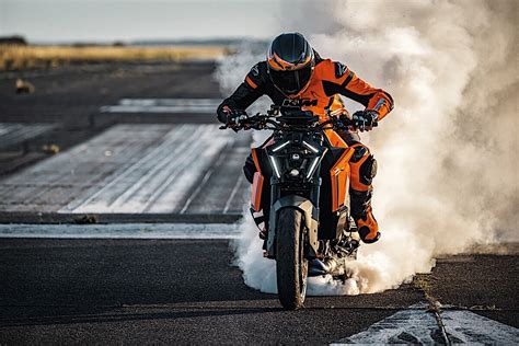 Ktm Super Duke R Is The New Definition Of Naked Motorcycle Coolness Autoevolution