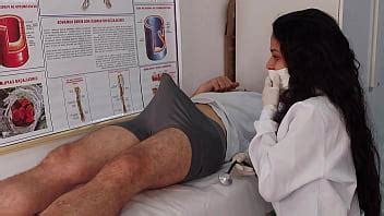 Une infirmière observe l érection inattendue d un patient pendant le traitement XVIDEOS