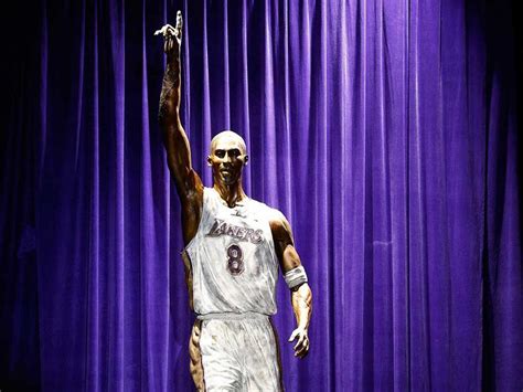 Lakers Develan Primera Estatua En Homenaje A Kobe Bryant