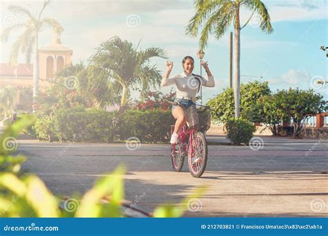 Joven Latina Anda En Bicicleta Sin Manos Por El Parque Imagen De Archivo Imagen De Felicidad
