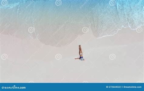 Entspannung Mit Junger Frau Im Bikini Sonnenbaden Als am Strand Stockfoto Bild von küste