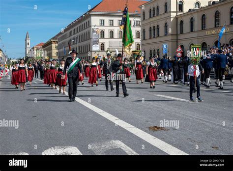 Muenchen Trachten Und Schuetzenzug Beim Muenchner Oktoberfest Auf