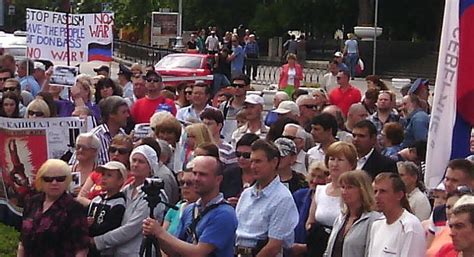 «Оружие в руки! Воевать до победы!» – митинг в Севастополе в...